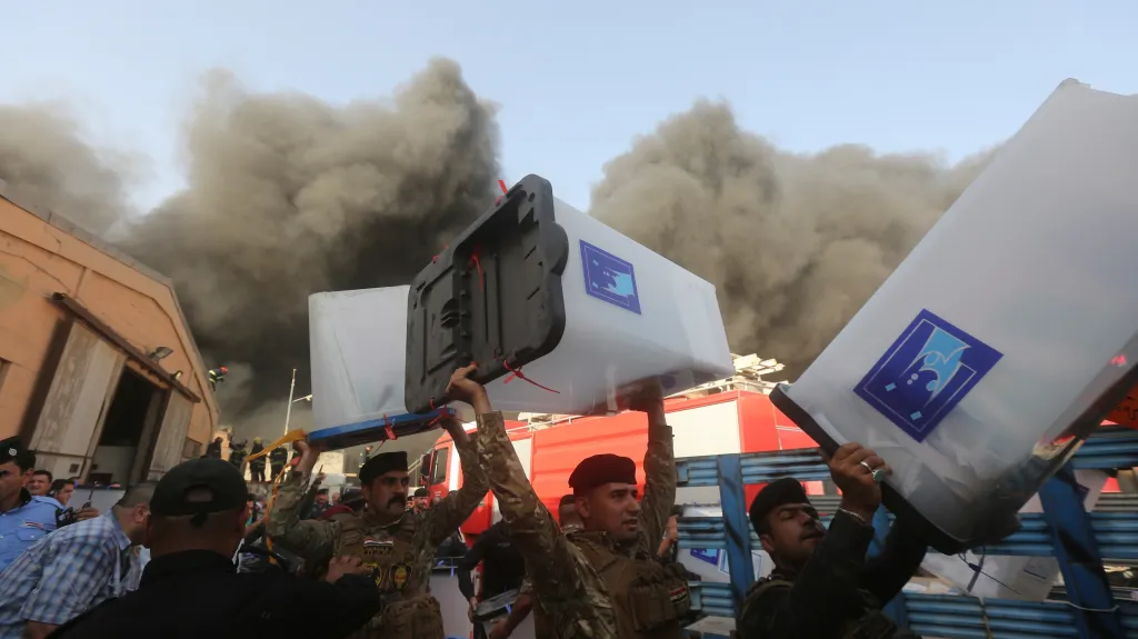 Požár iráckého skladu s volebními lístky