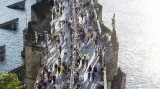 Lidé na Karlově mostě