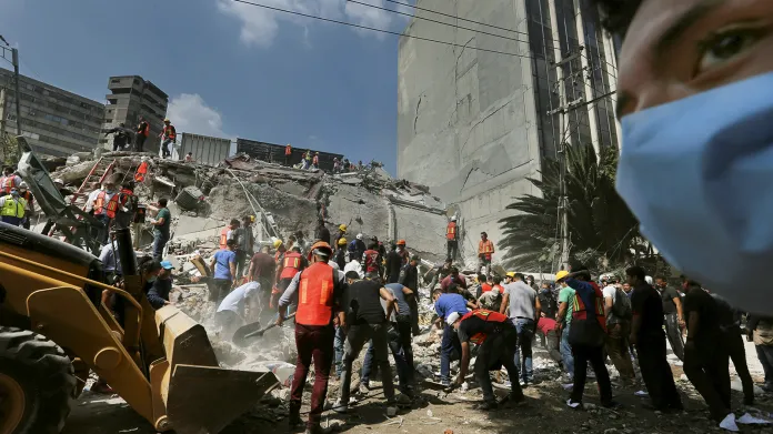 Mexiko se vypořádává s následky úterního zemětřesení, které si vyžádalo stovky obětí na životech