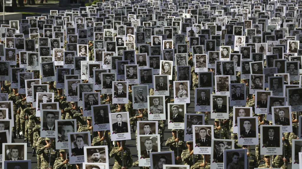 Vojáci Ázerbájdžánu nesou portréty vojáků zabitých během bojů o Náhorní Karabach