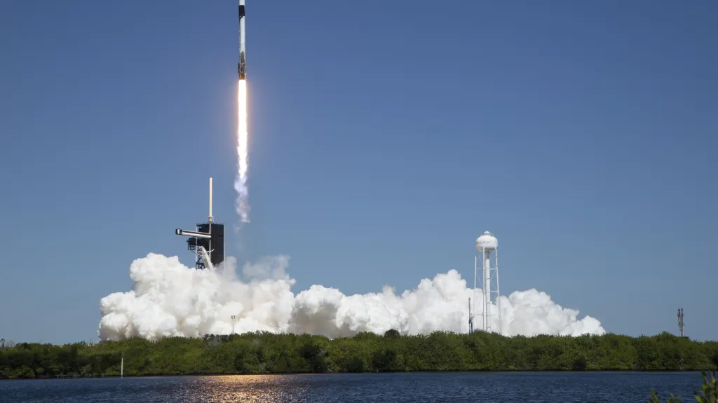 Raketa SpaceX Falcon 9 startuje z Cape Canaveral na Floridě