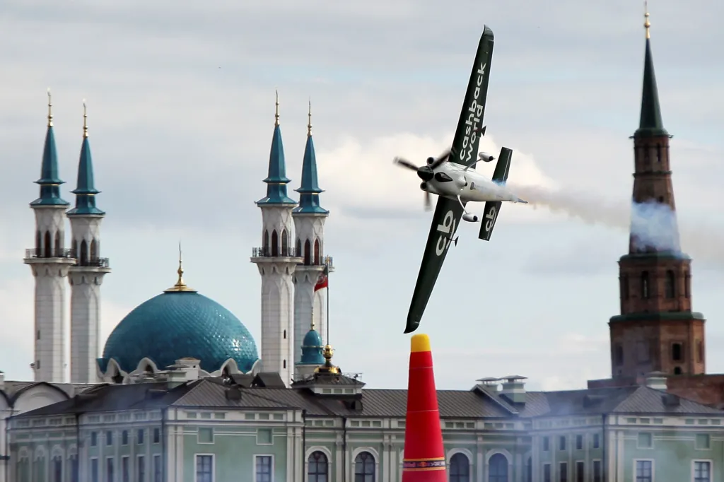 Piloti musí být během letu maximálně koncentrovaní. Přetížení, rychlost i náhlé změny směru letu jsou fyzicky i psychicky velmi náročné a jakákoli malá chyba může být osudová.