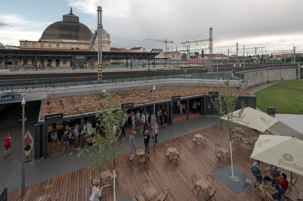 Volba padla na jednoduché řešení s využitím modulární architektury. Vznikla tak sestava tří bloků kontejnerových sestav, které nabízejí informace, občerstvení či servis pro cyklisty a veřejné prostranství s vyhlídkovou věží. Paluba má dočasně zastat roli provozní a odbavovací budovy autobusového nádraží, s jejímž vznikem v tomto místě se v budoucnu počítá