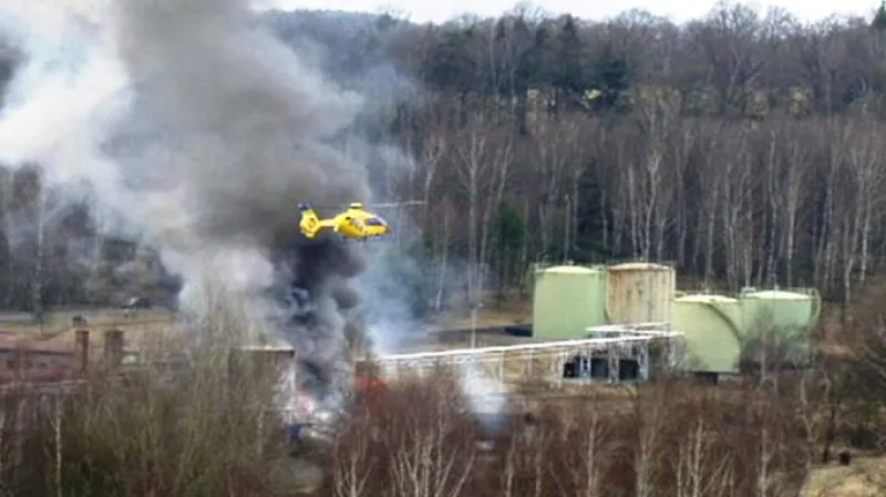 Záchranný vrtulník nad místem exploze v České Lípě