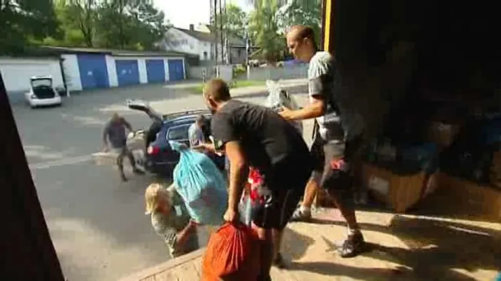 Nakládání darovaných věcí do vlaku