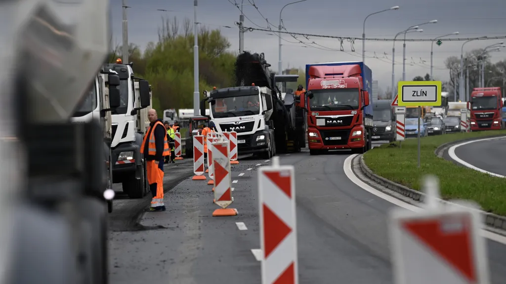 ŘSD začalo opravovat frekventovanou silnici I/49 v Otrokovicích-Kvítkovicích ve směru od Zlína
