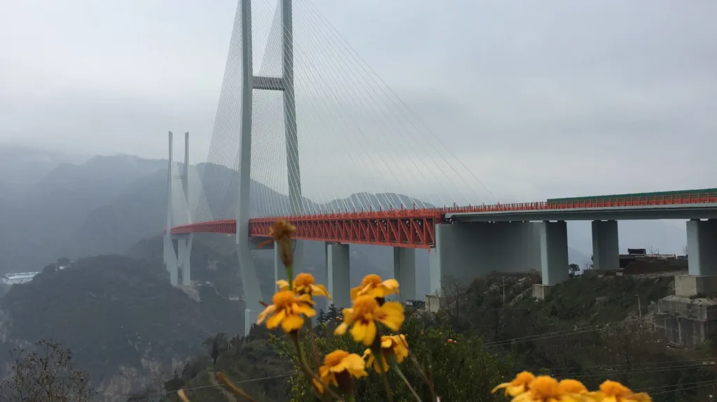 V Číně otevřeli nejvyšší dopravní most na světě