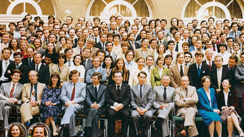 Francouzský prezident François Hollande a současná ministryně životního prostředí Ségolène Royalová (oba ve výřezu) při promoci ENA v roce 1980. Promoval s nimi také někdejší premiér Dominique de Villepin (horní řada, desátý zleva)