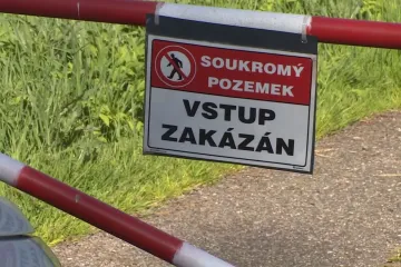 Majitel pozemku zavřel cestu k sousedům a chce poplatky za průjezd. Spor řeší několik obcí