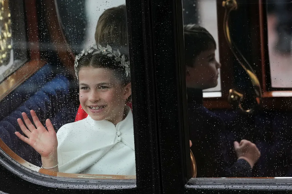 Princezna Charlotte zdraví veřejnost z kočáru