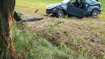 Auto po nárazu do stromu