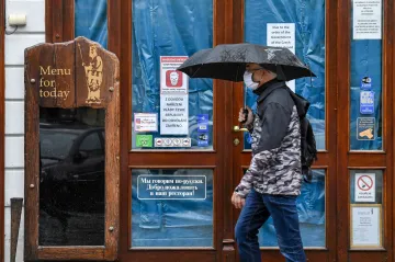 Ve středu přibylo 9544 nakažených, ve čtvrtek dalších 5560. Vláda shání lůžka, nemocnice lékaře