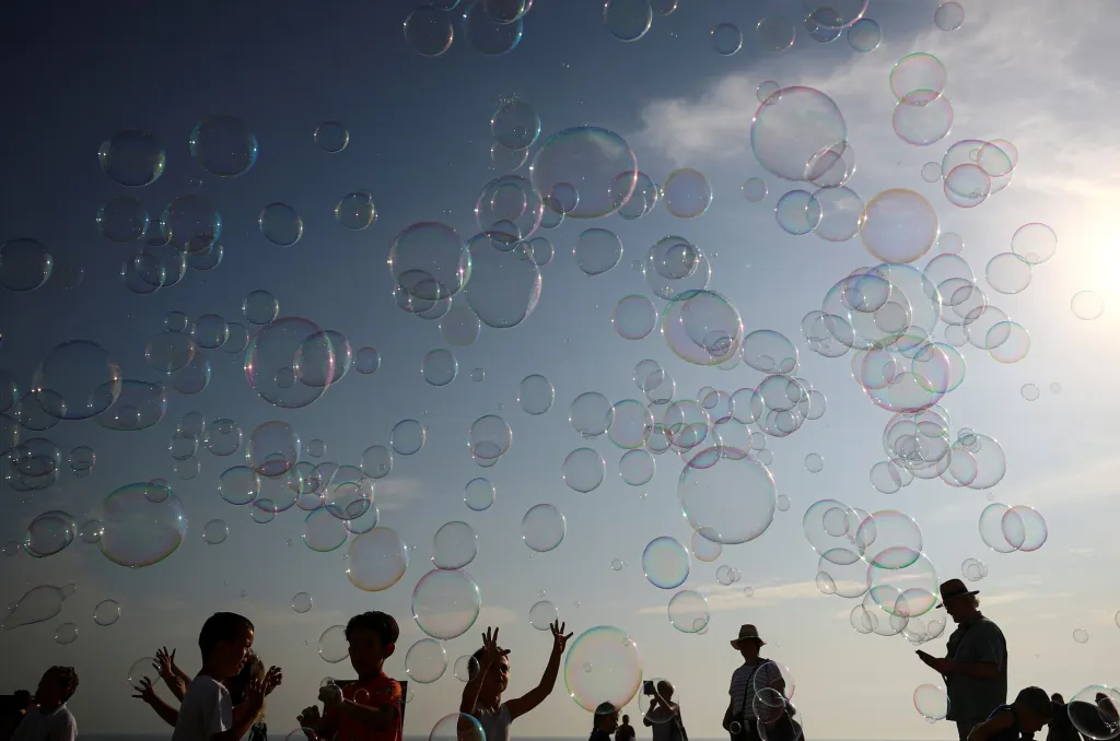 V Británii si zejména děti užívají teplé počasí, které v zemi nyní panuje. Častým místem radovánek jsou pláže, dospělí pro ně na pláži v Brightonu připravili velkou bublinovou party