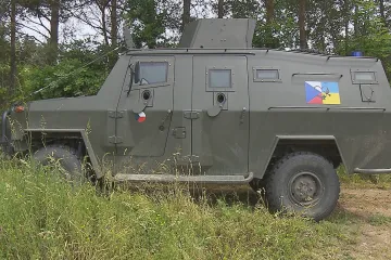 Čeští dobrovolníci na Ukrajině můžou získat obrněné vozidlo. Pomůže jim se záchranou raněných