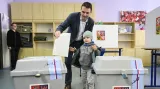 Předseda strany Motoristé sobě Petr Macinka s rodinou odevzdal hlas ve sněmovních volbách