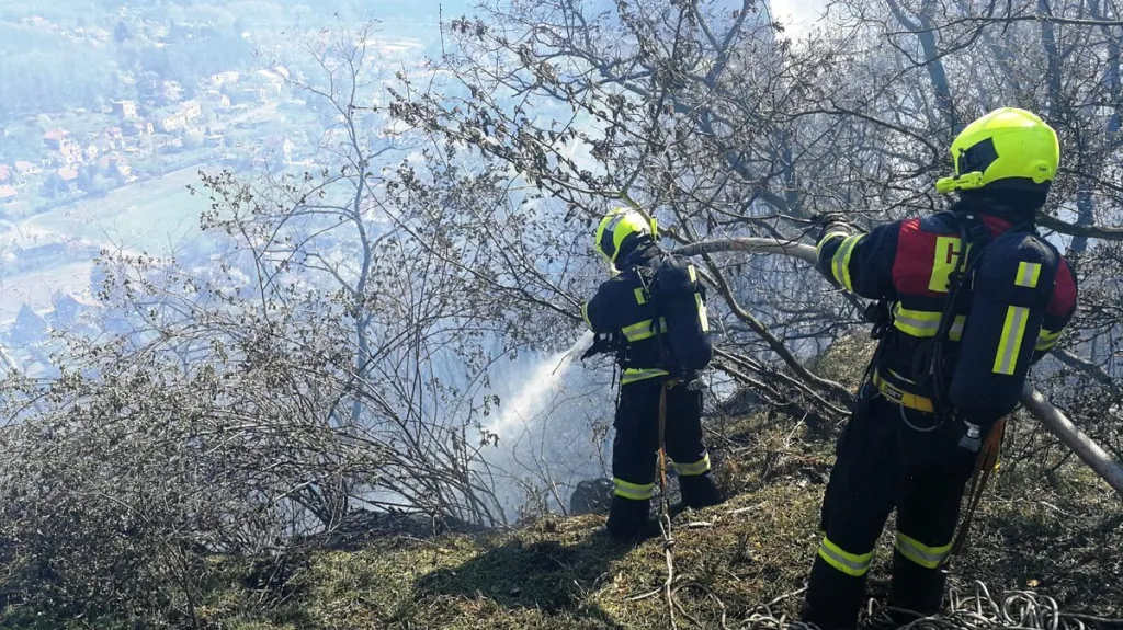 Hasiči likvidují požár u Libčic nad Vltavou