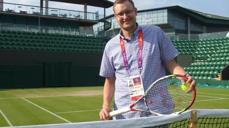 Petr Kubásek ve Wimbledonu (LOH Londýn 2012) s raketou Petry Kvitové