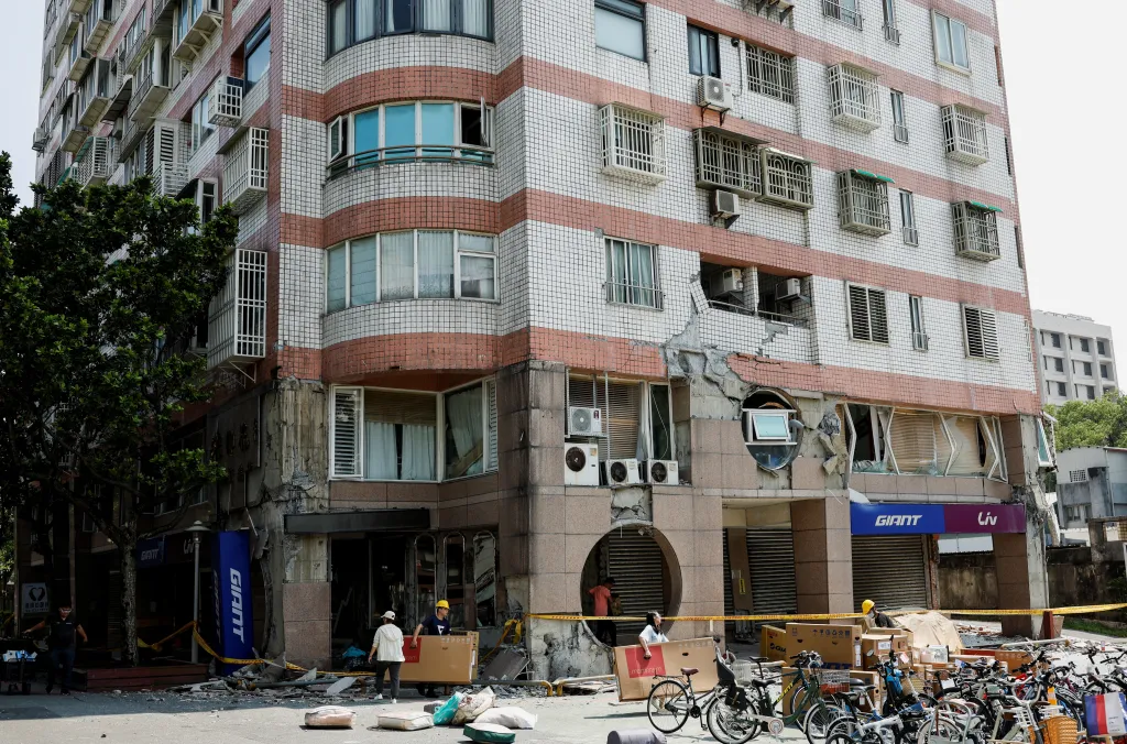 Lidé vynášejí zboží a cennosti z obchodu s jízdními koly