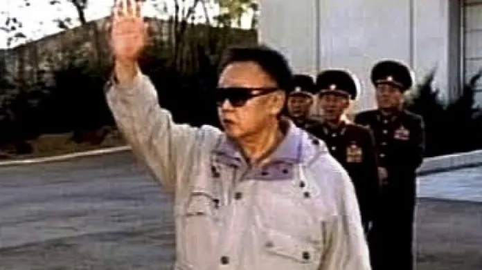 Severní Korea zveřejnila nové snímky Kim Čong-ila, které mají potvrdit jeho dobrý zdravotní stav.