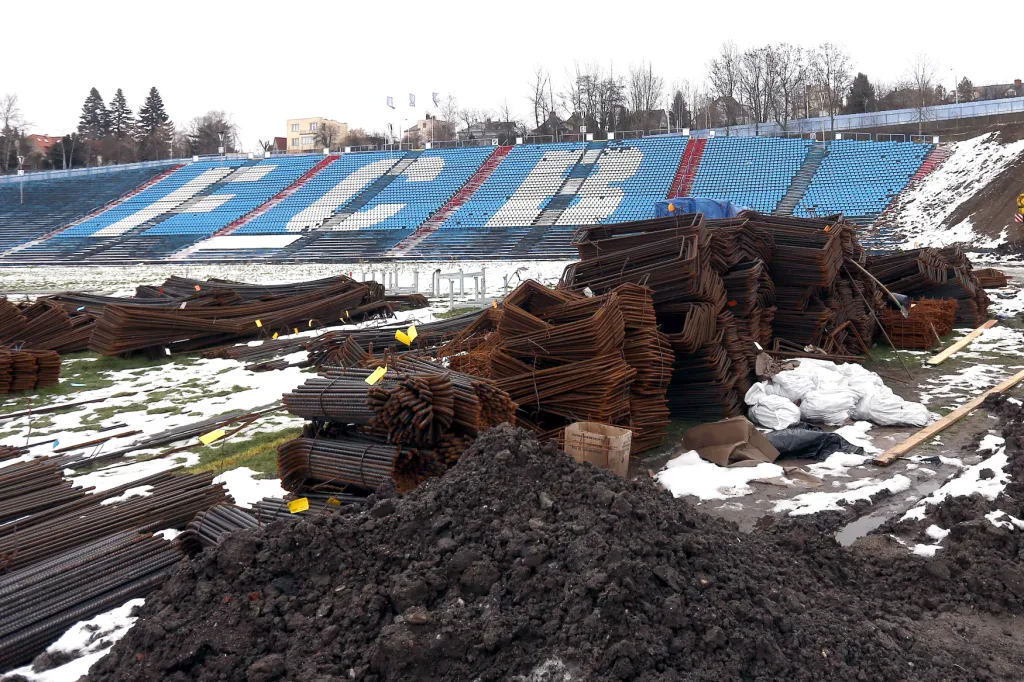 Na fotbalovém stadionu Bazaly v Ostravě pokračovala v lednu 2019 stavba nové tribuny.