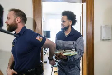 Feri odmítl obžalobu ze znásilnění, jednání soud odročil na duben