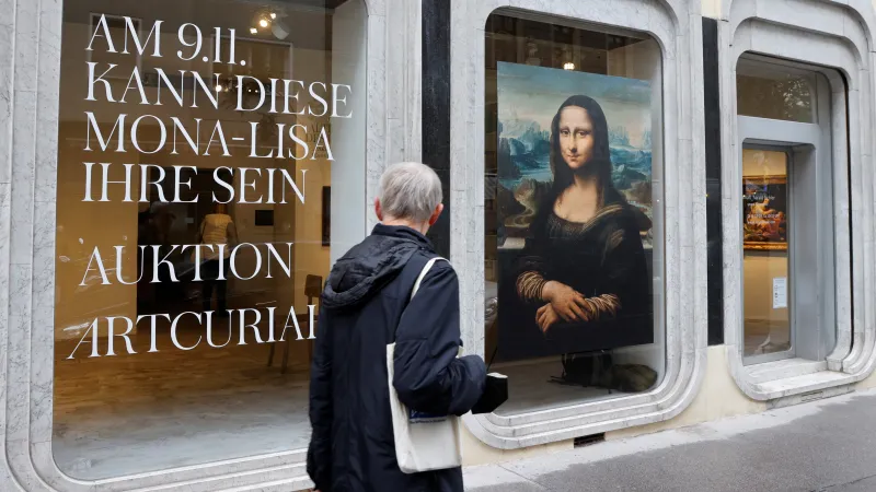 Muž ve Vídni prochází kolem plakátu poutajícího na pařížskou aukci kopie Mony Lisy, kterou vytvořil neznámý autor kolem roku 1600. Obraz se v listopadu 2021 prodal za v přepočtu 5,3 milionu korun