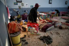 Při náletu na centrum pro migranty v Libyi zemřely desítky lidí. Válečný zločin, reaguje OSN