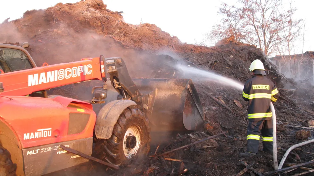 Hasiči likvidovali požár skládky v Šaraticích
