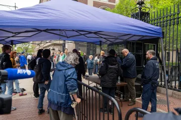 Kolumbijská univerzita po eskalaci protiizraelských protestů uzavírá kampus