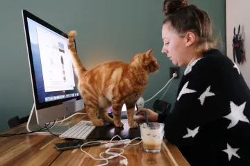 Osud příspěvku během izolace je nejistý. Blatný ho chce zachovat, efektivní zatím ale není