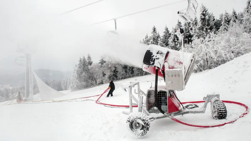 Nový technický sníh padá i na sjezdovky v severočeském Javorníku.