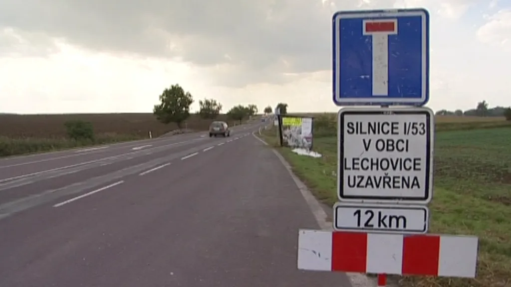 Čtyřkilometrový úsek silnice Lechovicemi je uzavřený