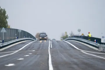 Hořice si vydechly, tisíce aut se vrátily na obchvat. Nový most nad železnicí je hotový