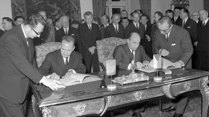 Předseda rady ministrů SSSR Alexej Kosygin a československý premiér Oldřich Černík podepisují dohodu o podmínkách dočasného pobytu sovětských vojsk