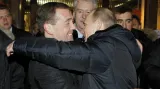 Dmitrij Medvěděv a Vladimir Putin, který právě prohlásil své vítězství v prezidentských volbách