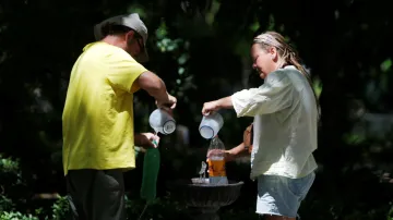 Ve španělské Rondě si návštěvníci parku plní lahve vodou