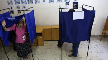 Řekové hlasují v referendu, které může rozhodnout o budoucnosti země