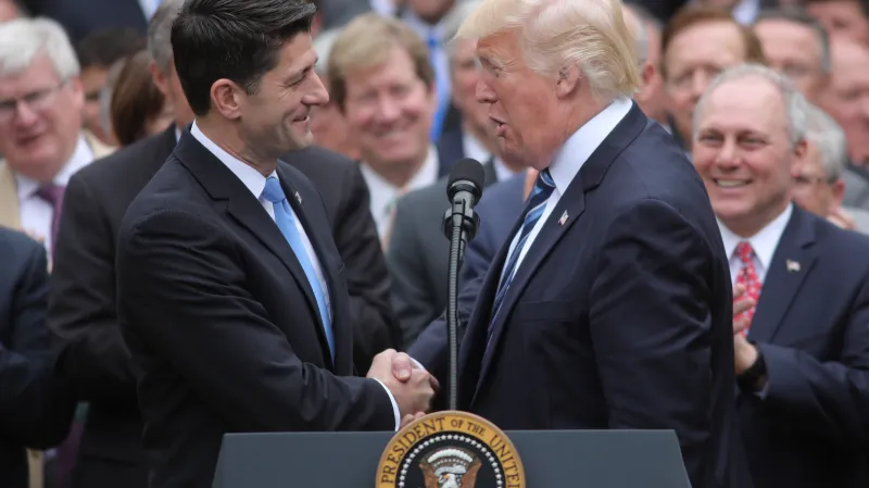 Donald Trump gratuluje Ryanovi po hlasování