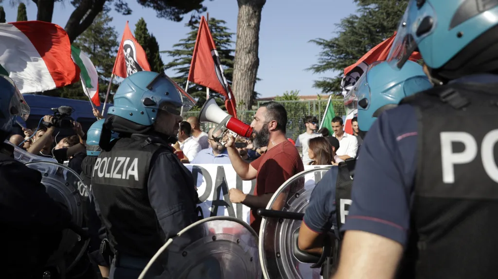 Neofašisté ze skupiny CasaPound během protiimigrační demonstrace v létě 2018