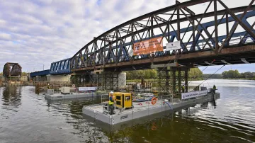 Poslední část starého mostu odstranili dělníci v Čelákovicích