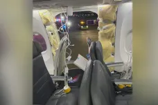 Boeingu aljašských aerolinek po startu odpadlo okénko, letecký úřad spustil kontroly