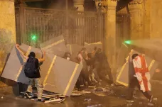 Policie v Tbilisi zasáhla proti demonstrantům po hlasování o zákonu o zahraničních agentech