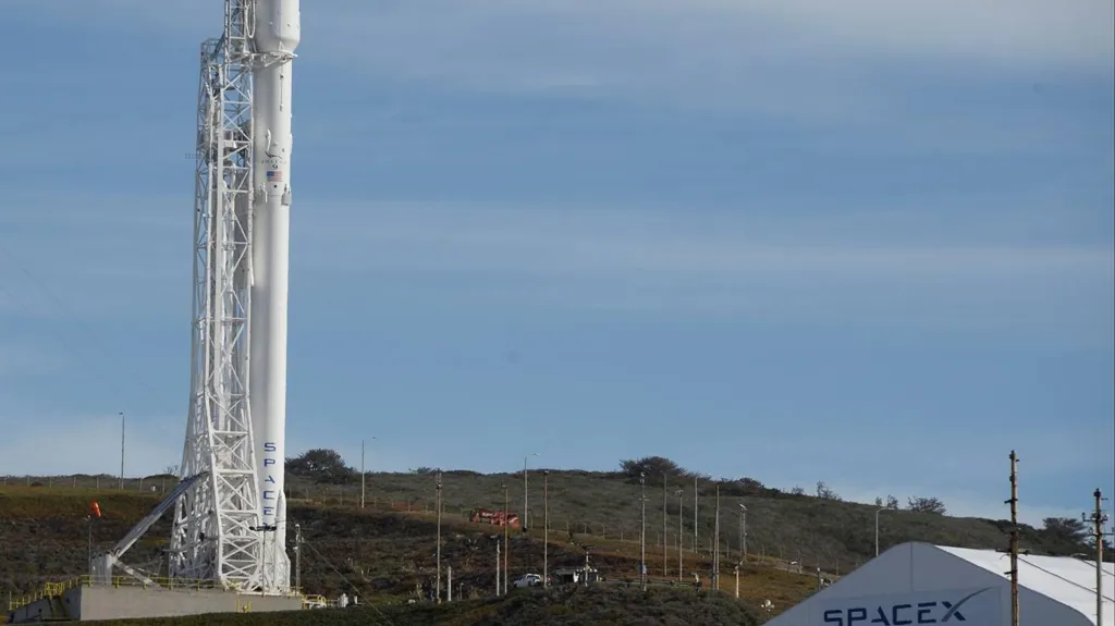 Raketa Falcon 9 se satelitem Jason 3 před startem