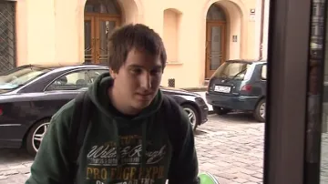 Autista Martin pro kavárnu obstarává i nákup zboží
