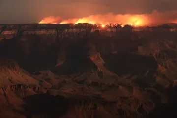 Grand Canyon sužuje rozsáhlý požár