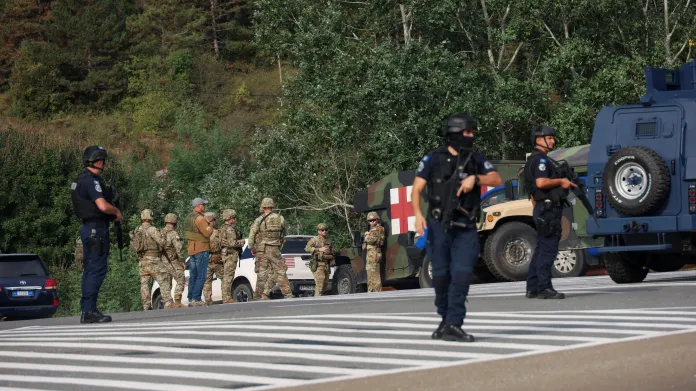Kosovská policie a vojáci USA na místě činu