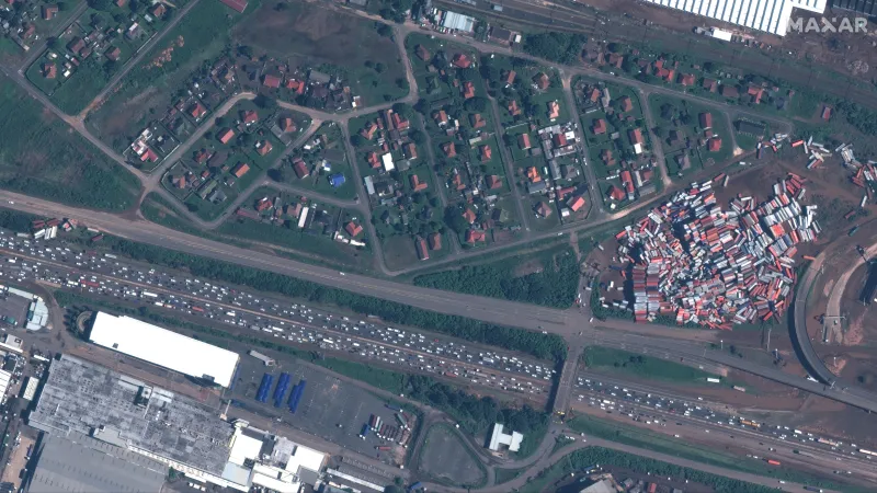 Zácpy a rozházené přepravní kontejnery po záplavách na dálnici v Durbanu v JAR