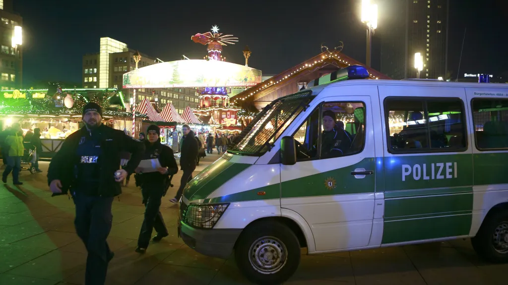 Policie na vánočních trzích v Berlíně