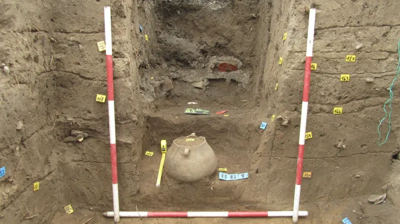 Žárový hrob uložený v keramické urně