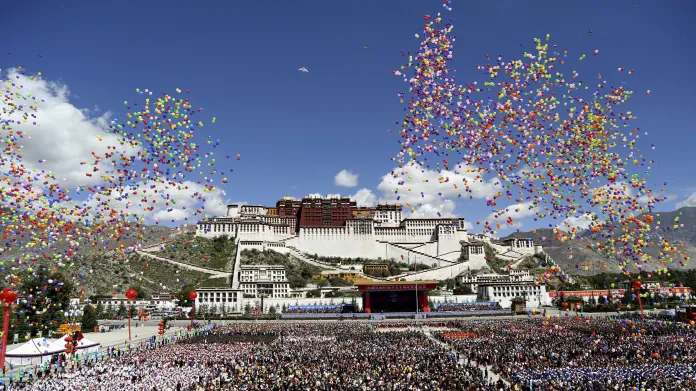 Přehlídka k 50. výročí vzniku Tibetské autonomní oblasti se odehrála v režii Pekingu